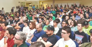 estudiantes en el salón de grados de la ESI