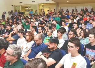 estudiantes en el salón de grados de la ESI