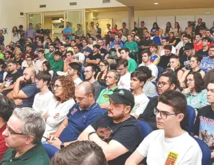 estudiantes en el salón de grados de la ESI