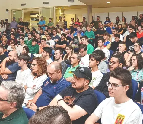 estudiantes en el salón de grados de la ESI