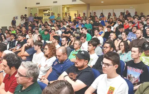 estudiantes en el salón de grados de la ESI