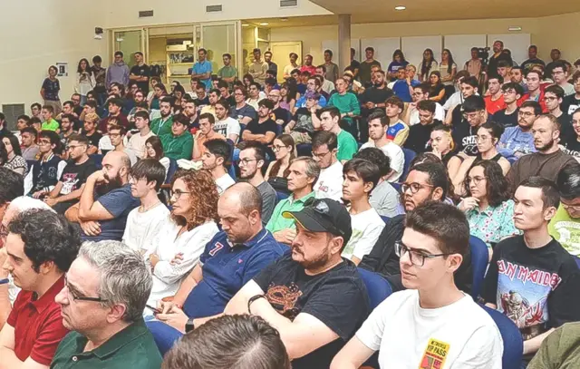 estudiantes en el salón de grados de la ESI