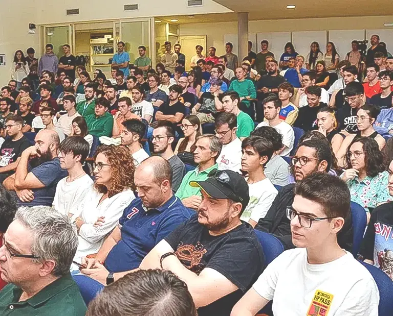 estudiantes en el salón de grados de la ESI