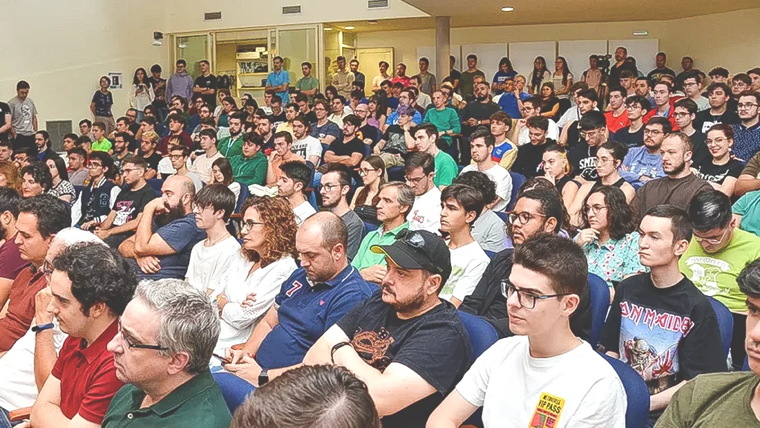 estudiantes en el salón de grados de la ESI