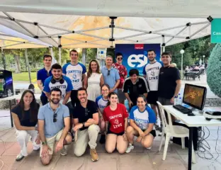 miembros de la ESI participando en Ciencia en la Calle 2026