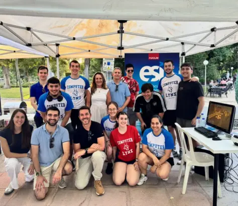 miembros de la ESI participando en Ciencia en la Calle 2026