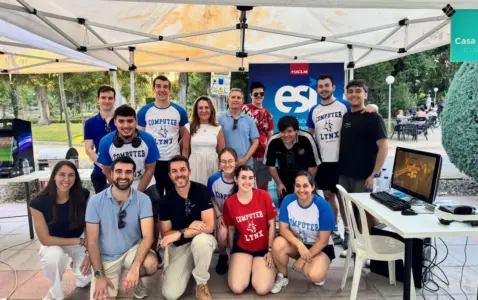 miembros de la ESI participando en Ciencia en la Calle 2026