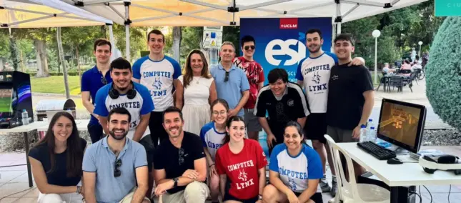 miembros de la ESI participando en Ciencia en la Calle 2026