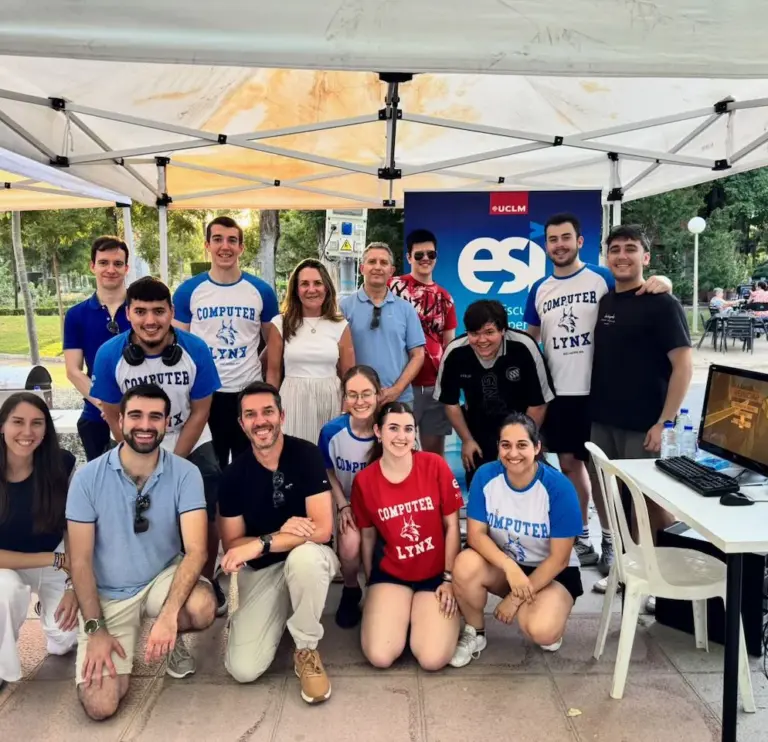 miembros de la ESI participando en Ciencia en la Calle 2026