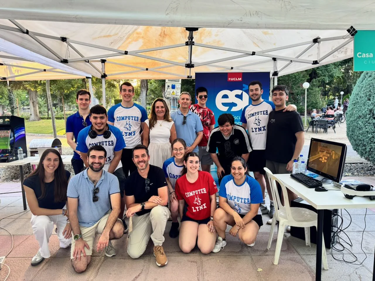 miembros de la ESI participando en Ciencia en la Calle 2026
