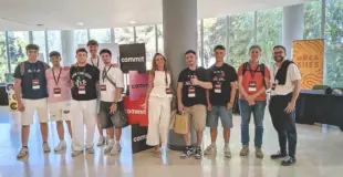 Profesores y estudiantes de la ESI en la Commit Conf