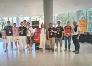 Profesores y estudiantes de la ESI en la Commit Conf