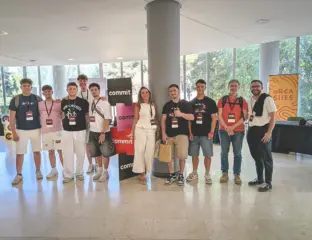 Profesores y estudiantes de la ESI en la Commit Conf