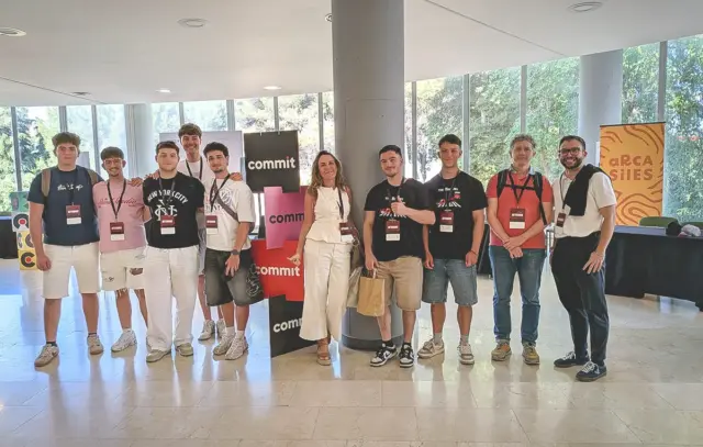 Profesores y estudiantes de la ESI en la Commit Conf