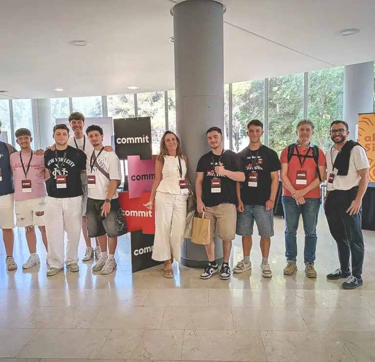 Profesores y estudiantes de la ESI en la Commit Conf