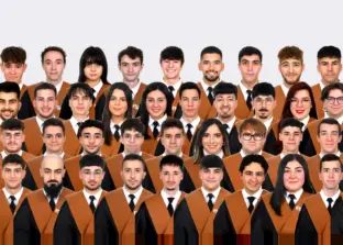 Estudiantes que defienden su TFG en julio de 2026