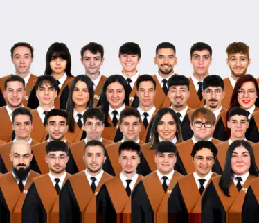 Estudiantes que defienden su TFG en julio de 2026