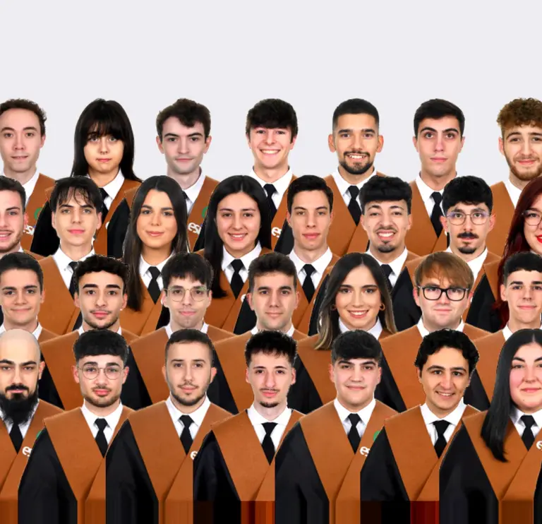 Estudiantes que defienden su TFG en julio de 2026