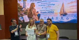 Marcela recibiendo el premio AENUI