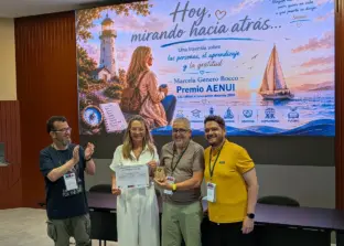 Marcela recibiendo el premio AENUI