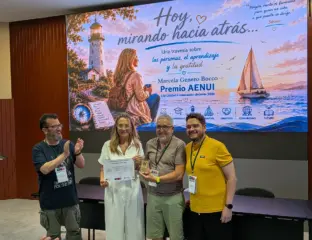 Marcela recibiendo el premio AENUI