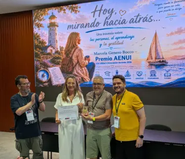 Marcela recibiendo el premio AENUI