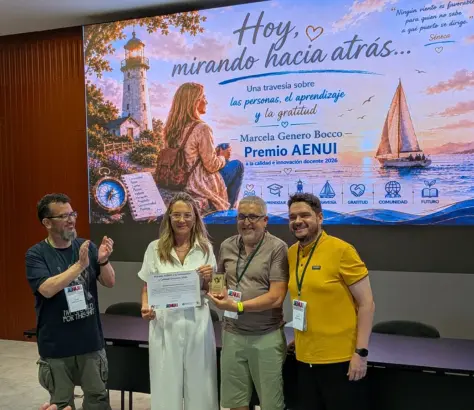 Marcela recibiendo el premio AENUI