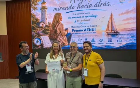 Marcela recibiendo el premio AENUI