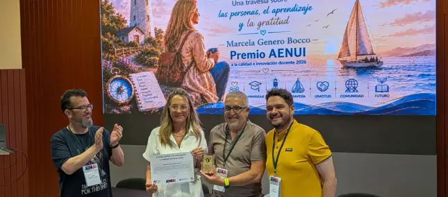 Marcela recibiendo el premio AENUI