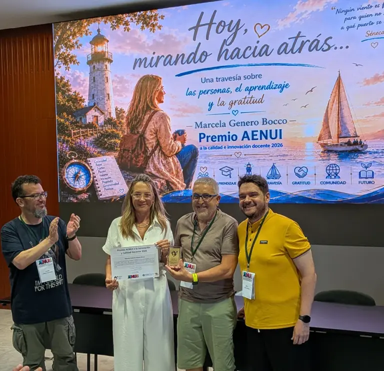 Marcela recibiendo el premio AENUI