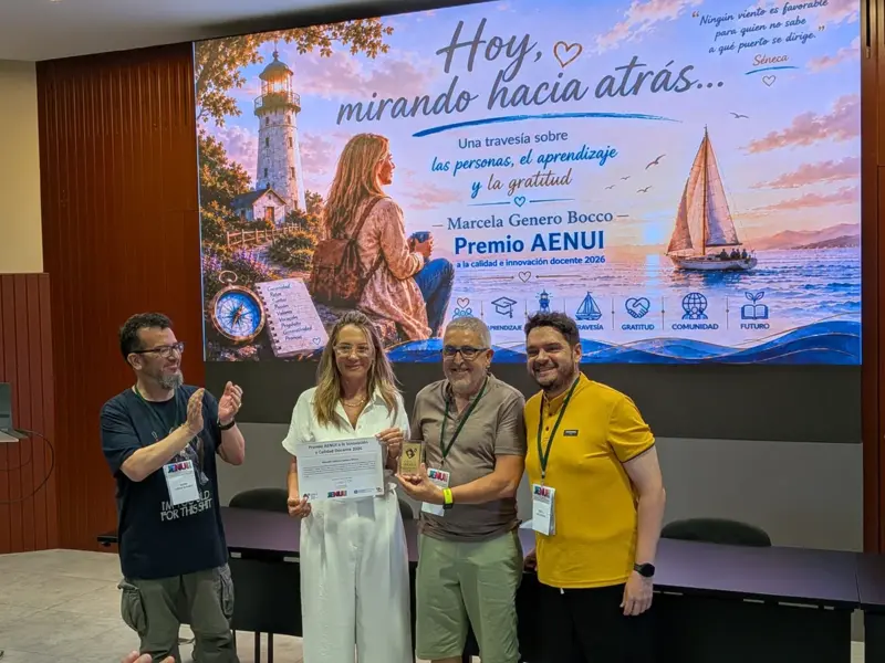 Marcela recibiendo el premio AENUI