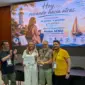 Marcela recibiendo el premio AENUI
