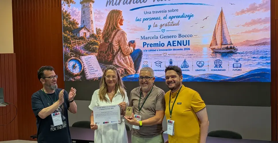 Marcela recibiendo el premio AENUI