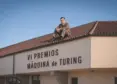 Alan turing sobre el tejado de la esi