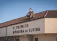 Alan turing sobre el tejado de la esi
