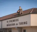 Alan turing sobre el tejado de la esi