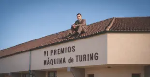 Alan turing sobre el tejado de la esi