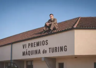 Alan turing sobre el tejado de la esi
