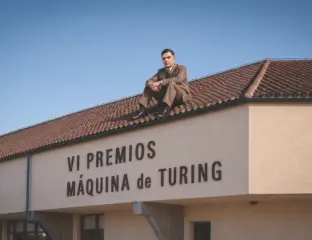 Alan turing sobre el tejado de la esi