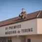 Alan turing sobre el tejado de la esi