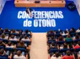 Conferenciante en el salón de actos de la ESI