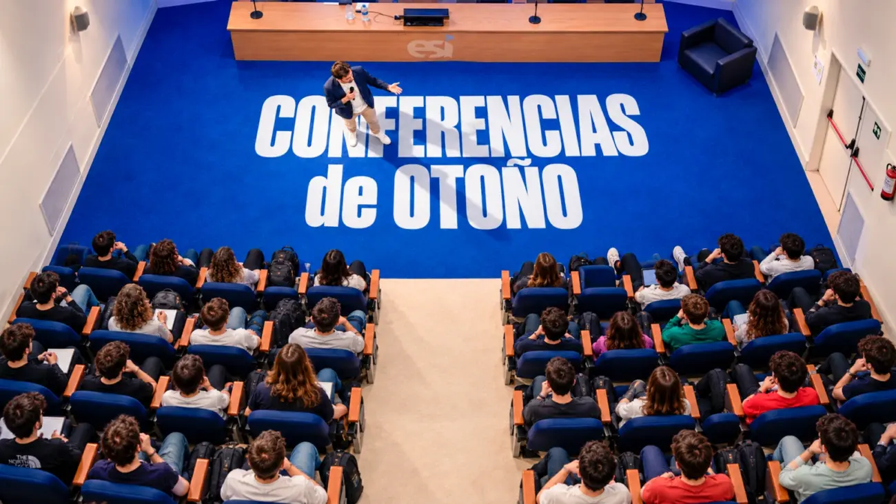 Conferenciante en el salón de actos de la ESI