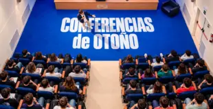 Conferenciante en el salón de actos de la ESI