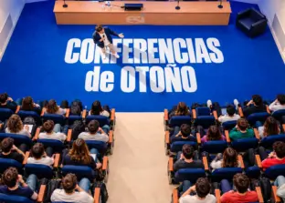 Conferenciante en el salón de actos de la ESI