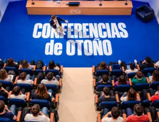 Conferenciante en el salón de actos de la ESI
