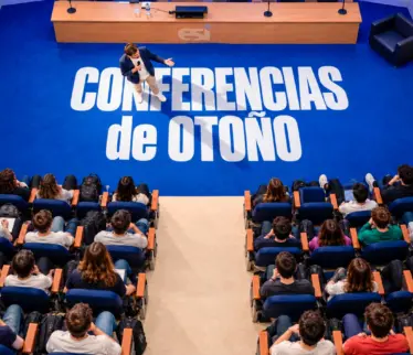 Conferenciante en el salón de actos de la ESI