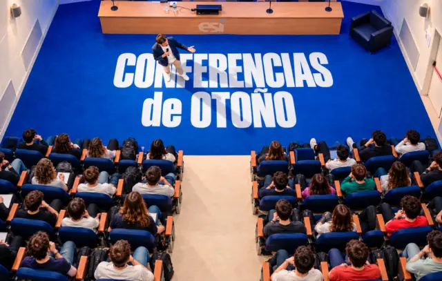 Conferenciante en el salón de actos de la ESI