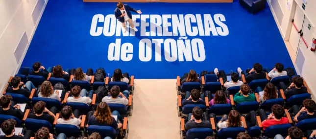 Conferenciante en el salón de actos de la ESI