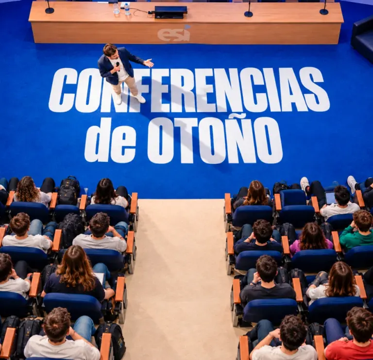 Conferenciante en el salón de actos de la ESI