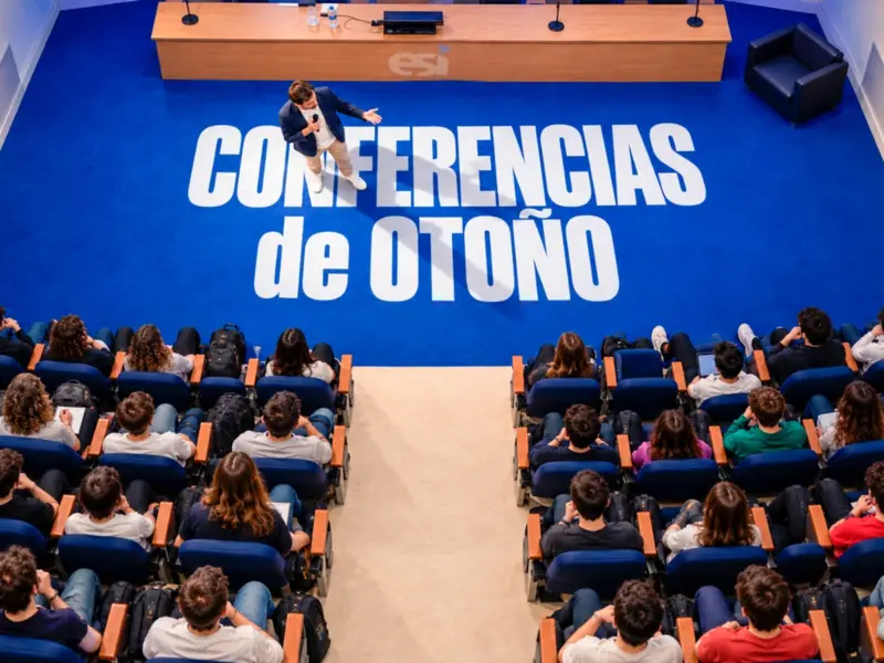 Conferenciante en el salón de actos de la ESI